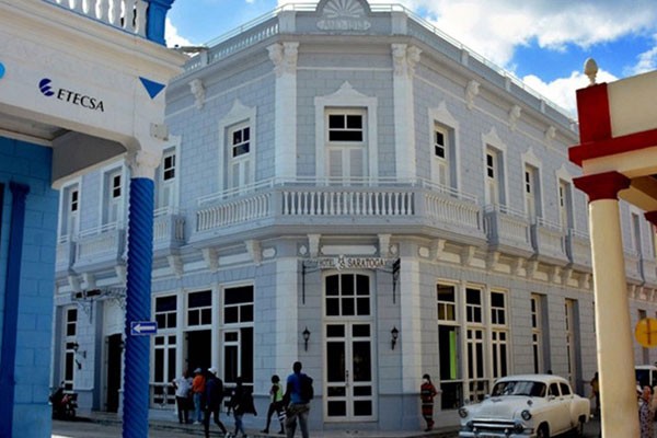 El Hotel Saratoga está ubicado en la céntrica esquina de las calles Maceo y Martí en la Ciudad cubana de los Parques. 