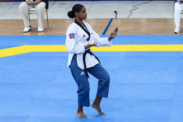 Taekwondoca cubana se entrena en México