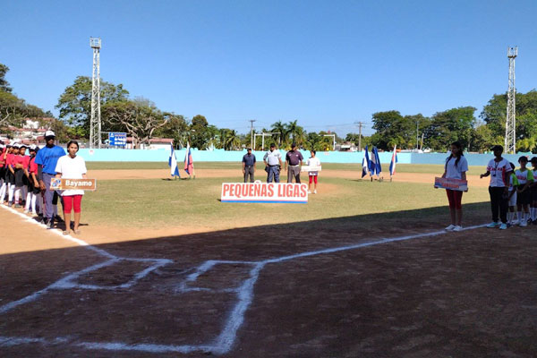 Marlenis Granado Hernández junto a sus atletas en el Evento Nacional de las Pequeñas Ligas de Softbol, celebrado en Bayamo, Granma. Foto tomada de Facebook. 