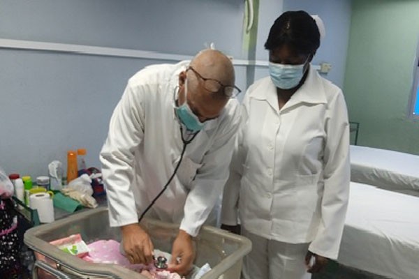 Equipo multidisciplinario que aplica el programa Canguro en el Hospital Materno Provincial Ana Betancourt de Mora, en Camagüey
