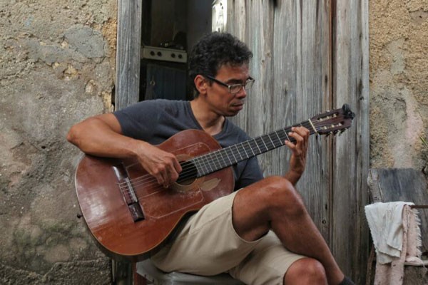 Profesor de guitarra Yassell González. 