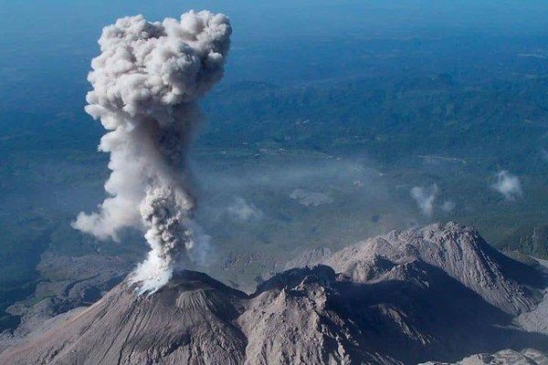 El volcán ruso Ebeko expulsa columna de cenizas