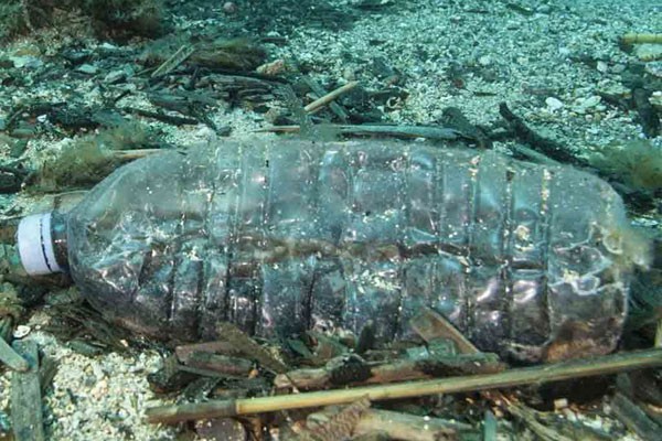 Plastico en el fondo marino