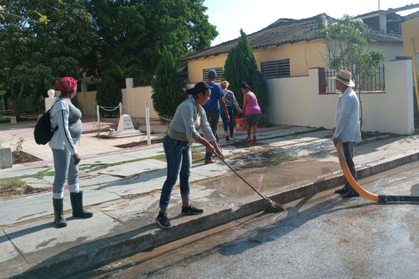 Guaimareños en plena faena de limpieza y embellecimiento del área representativa del Complejo Monumental Museo-Mausoleo de Guáimaro.