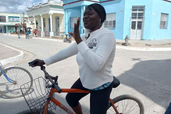 Trabajadores de Servicios Comunales en Guáimaro en plena faena de higienización del poblado
