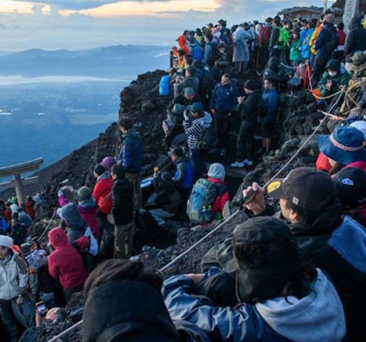 Japoneses preocupados por turismo cercano al monte Fuji