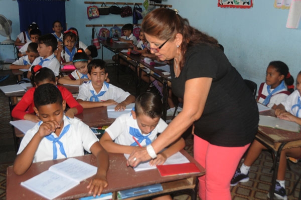 Al hacerse maestro el hombre sella un pacto con la luz. Esta prédica inspira a los educadores cascorreños.