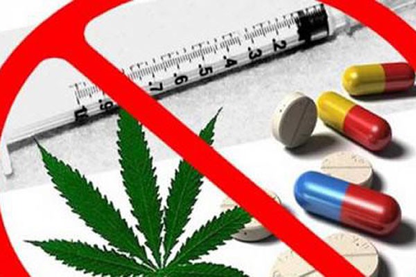 Educadores guaimareños dialogan con los alumnos sobre el impacto perjudicial de las drogas en la salud humana.