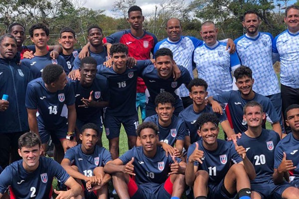 El holguinero Marcos Campo (El último de los sentados, a la derecha) será pieza importante en la selección cubana