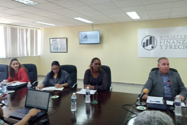 Nuevos precios minoristas en Cuba para la venta de combustibles en moneda nacional