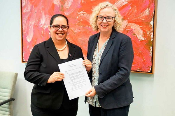 Australia apoya a Cuba en la lucha contra el bloqueo.