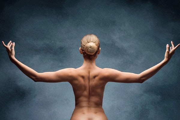 Mujer desnuda, fotografía nacida del lente de Izuky Pérez. 