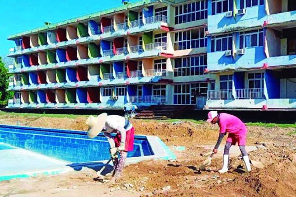 Islazul labora en la reparación del hotel Zaza, un reclamo popular que se ha extendido por muchos años. (Foto: Yoan Pérez/ Escambray)