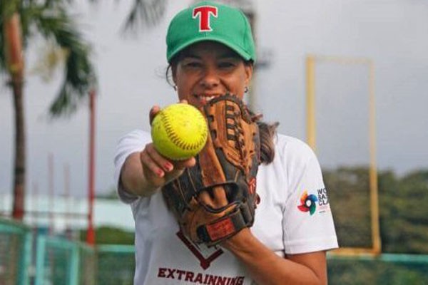 Lilian Cid se convirtió este año en la primera mujer en jugar un Torneo de Softbol de la Prensa, la hermandad del deporte en las lides del periodismo.