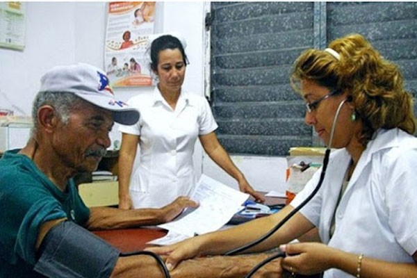 Trabajadores de la salud garantizan la atención al paciente.