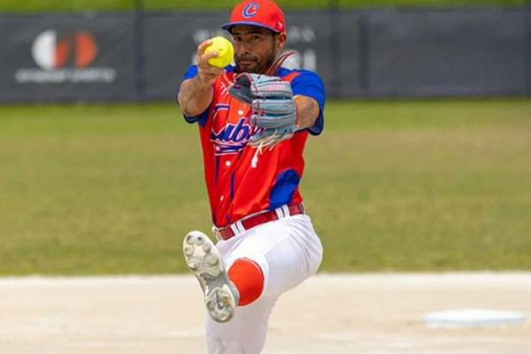 Atleta representativo del equipo nacional de Softbol cubano. Foto: Tomada del sitio oficial del evento