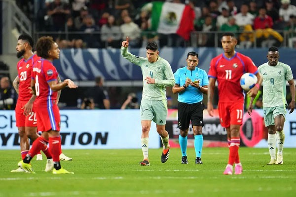 Selecciones de fútbol de Panamá y Jamaica.