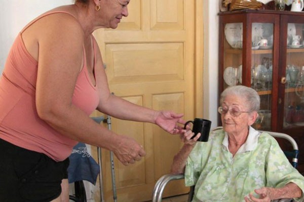 Atención a las familias vulnerables en Camagüey. Foto ACN