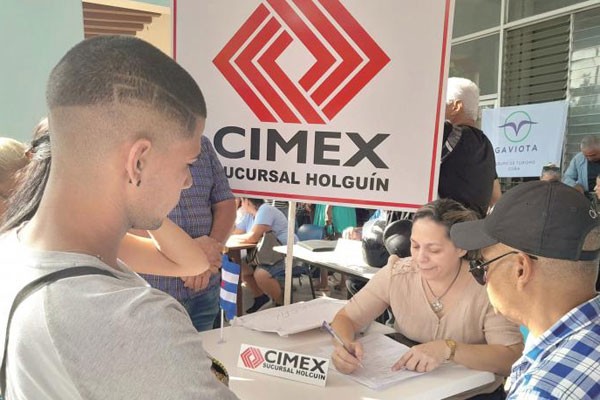  En la primera feria de empleo, 9 030 personas aceptaron una de las ofertas presentadas. Foto: Germán Veloz Placencia 