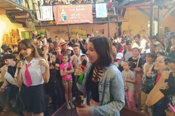 La chica a la izquierda hace cosplay de colegiala del anime japonés. Foto: tomada de Internet.