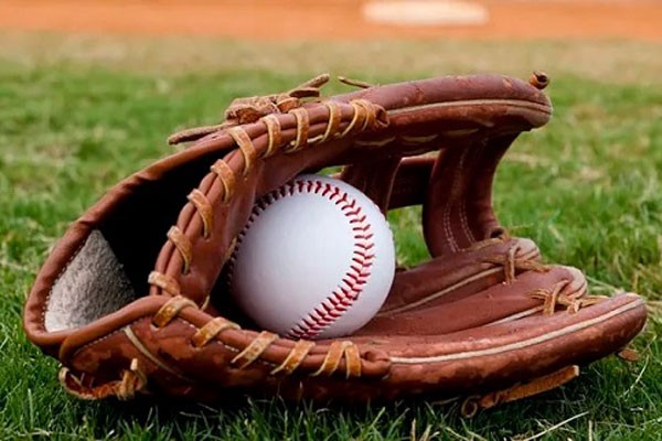 Pelota y guante de béisbol.