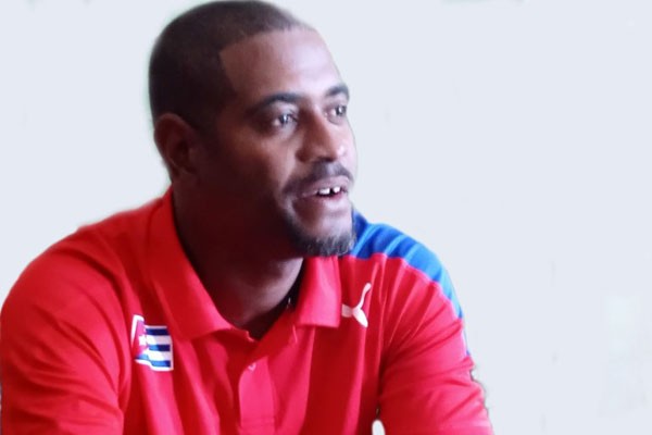 El recrudecimiento del bloqueo impide la adquisición de medios e implementos deportivos lo que obliga a profesores a innovar.