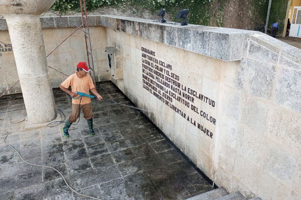 Trabajo de limpieza en el Complejo Monumental Museo-Mausoleo de Guáimaro.