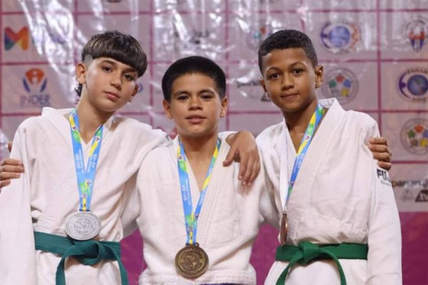 Iceri David Sabido Rodríguez (al centro) demuestra la disciplina y valentía del deportista en cada uno de sus combates. Fotos: Cortesía de la fuente