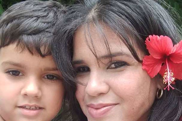 Gelsy junto a su hijo