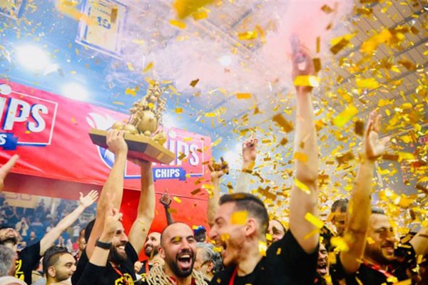 Al Riyadi levanta el trofeo de campeón en el baloncesto de Líbano