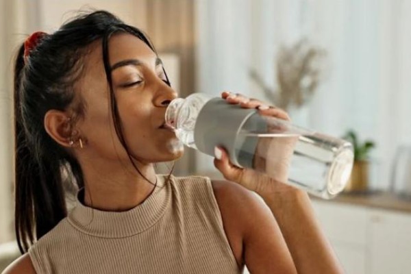 No beber suficiente agua inunda tu cuerpo de hormonas del estrés perjudiciales