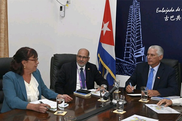 Dialoga Díaz-Canel con colaboradores de la salud en China