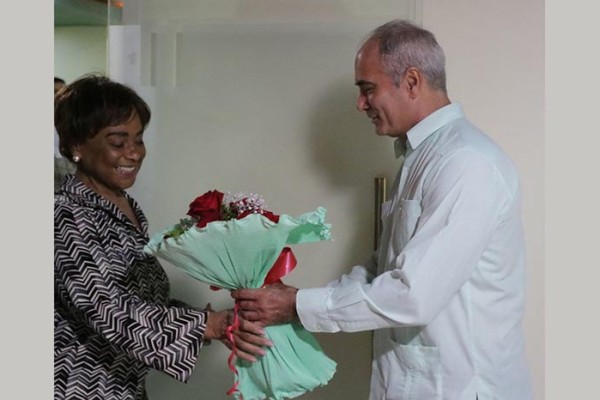 Llegó a Cuba presidenta de la Asamblea Nacional de Angola 