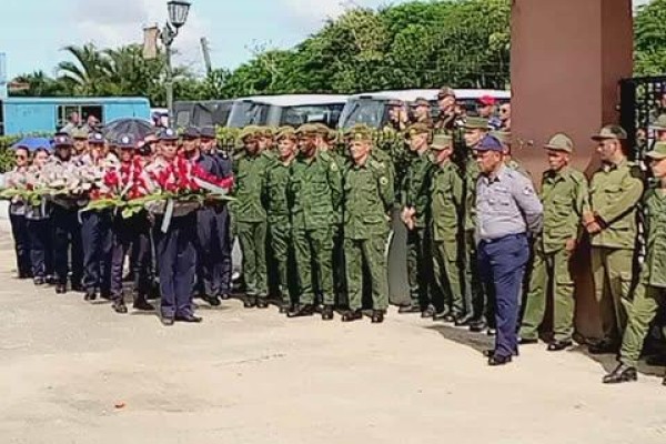Ofrendas florales del General de Ejército y de Díaz-Canel al Capitán de la PNR Leonel Mesa Rodríguez