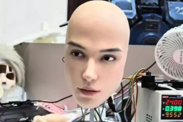 Un robot hiperrealista, que mueve los ojos y parpadea