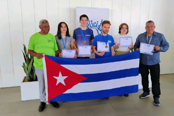 Ostenta joven camagüeyana medalla olímpica de Matemática