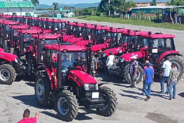 Impulsa Cuba producción tabacalera con entrega de nuevos tractores a agricultores