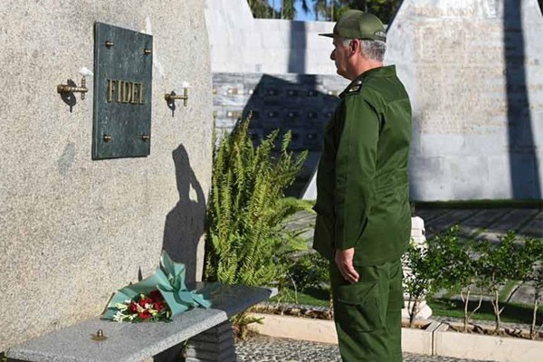  Díaz-Canel Pays Tribute to Fidel Castro in Santiago de Cuba 