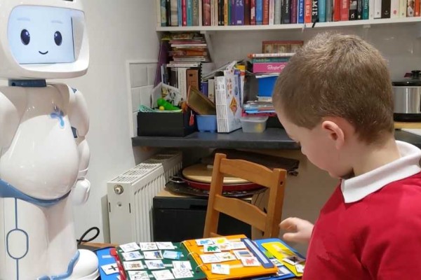 Estudio corrobora que robots ayudan a los niños con autismo