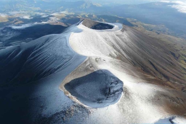 The volcanic Puracé maintains seismic activity in Colombia