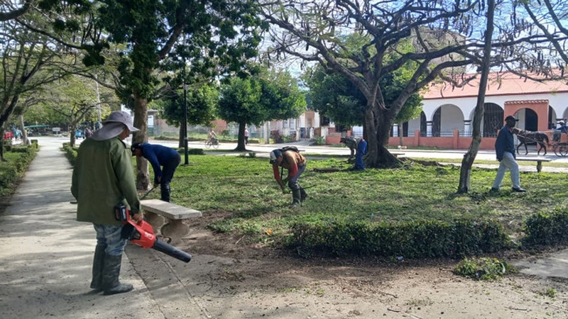 Trabajadores del sector de Comunales en Camagüey
