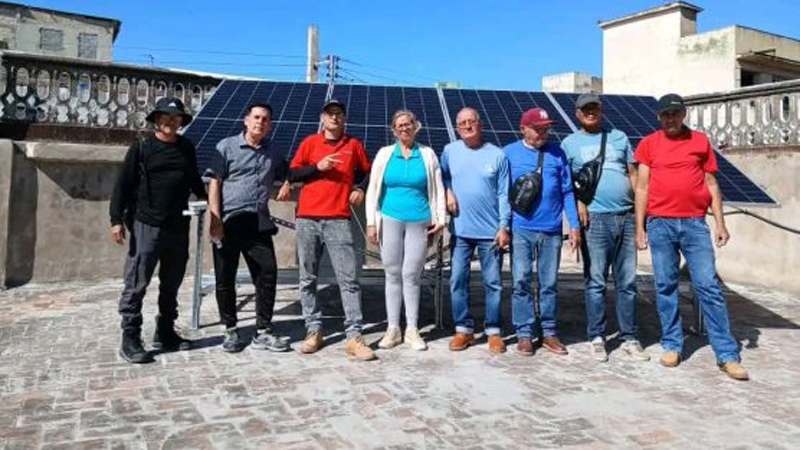 Los trabajadores de Copextel se encargan de la instalación de paneles