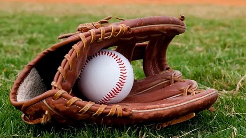 Guante y pelota de béisbol