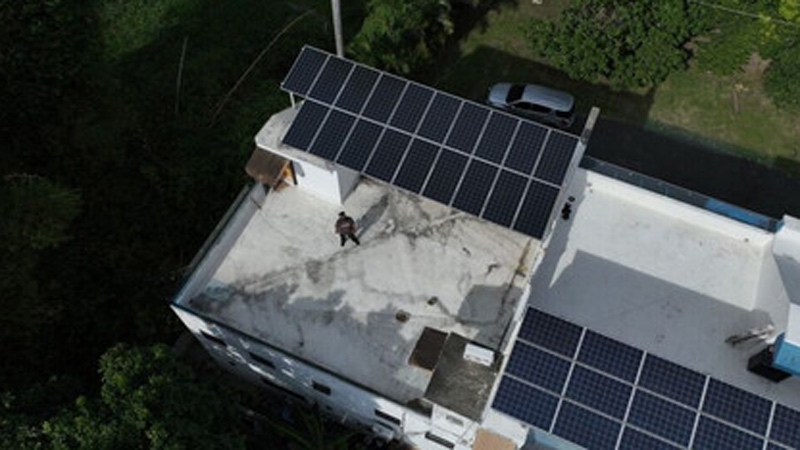 65 Dominican households in Sabana Larga benefited from solar panels