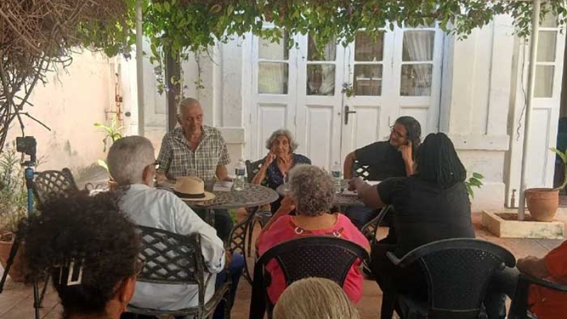 La poesía se convierte en legado en espacio literario Aire de Luz