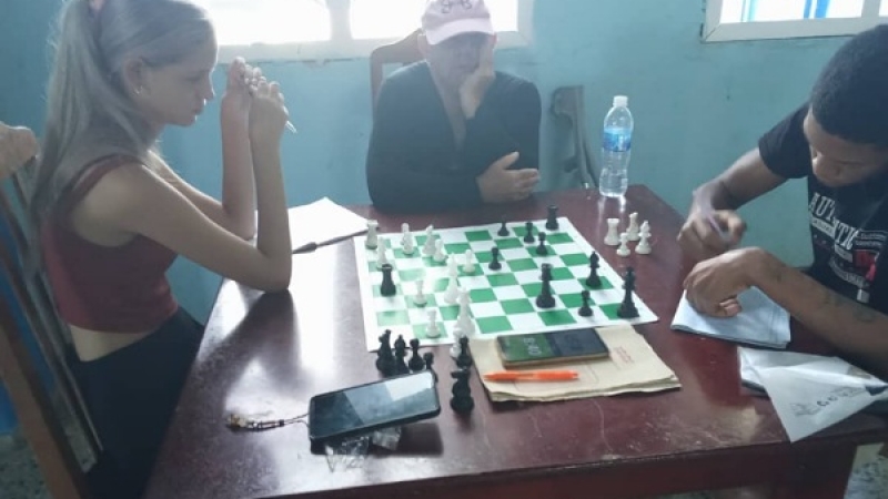 Ajedrecistas con buen ánimo hacia lid de la juventud sorda