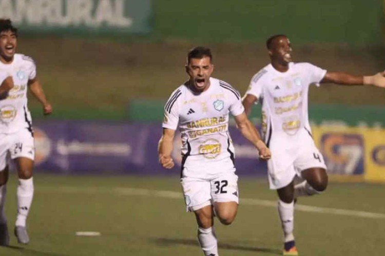 Comunicaciones ganó y salva categoría en fútbol de Guatemala