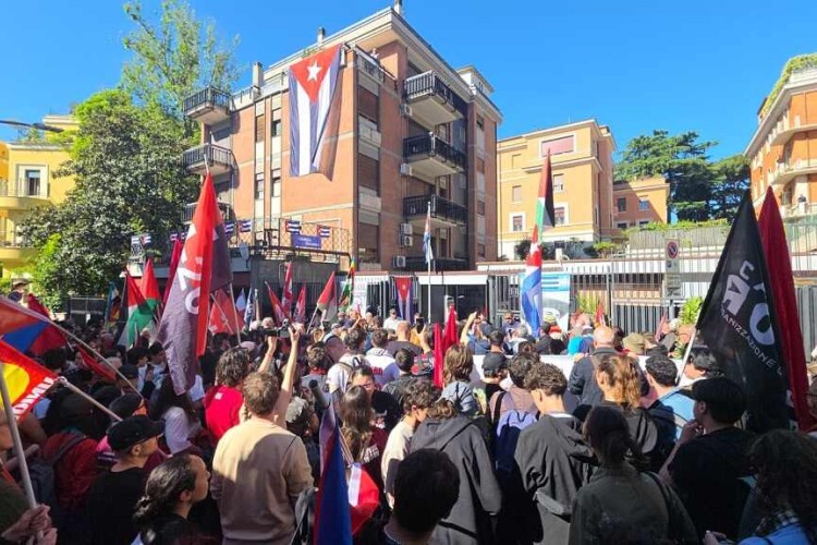 Solidaridad con Cuba en Italia en marchas por el Día de la Liberación