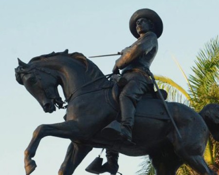 El Mayor sigue cabalgando en su llanura, en su isla