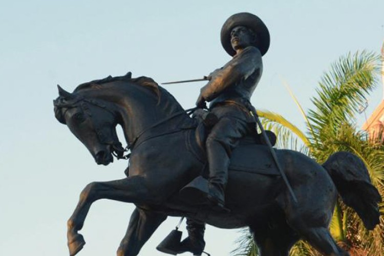 El Mayor sigue cabalgando en su llanura, en su isla